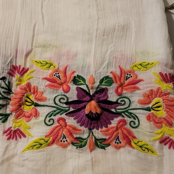 Embroidered Saronda Beach Cover-up - Picture 8 of 9